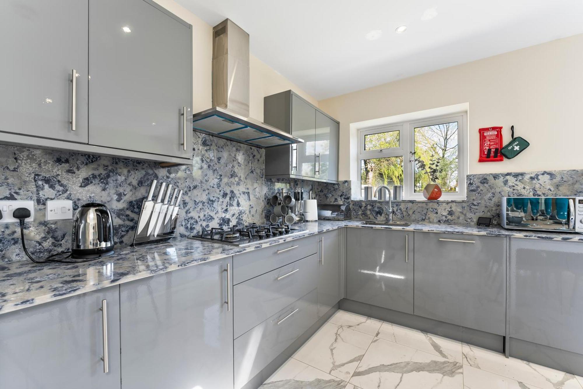 Stylish Wembley Gem - Parking -Sleeps 14 Villa Londen Buitenkant foto