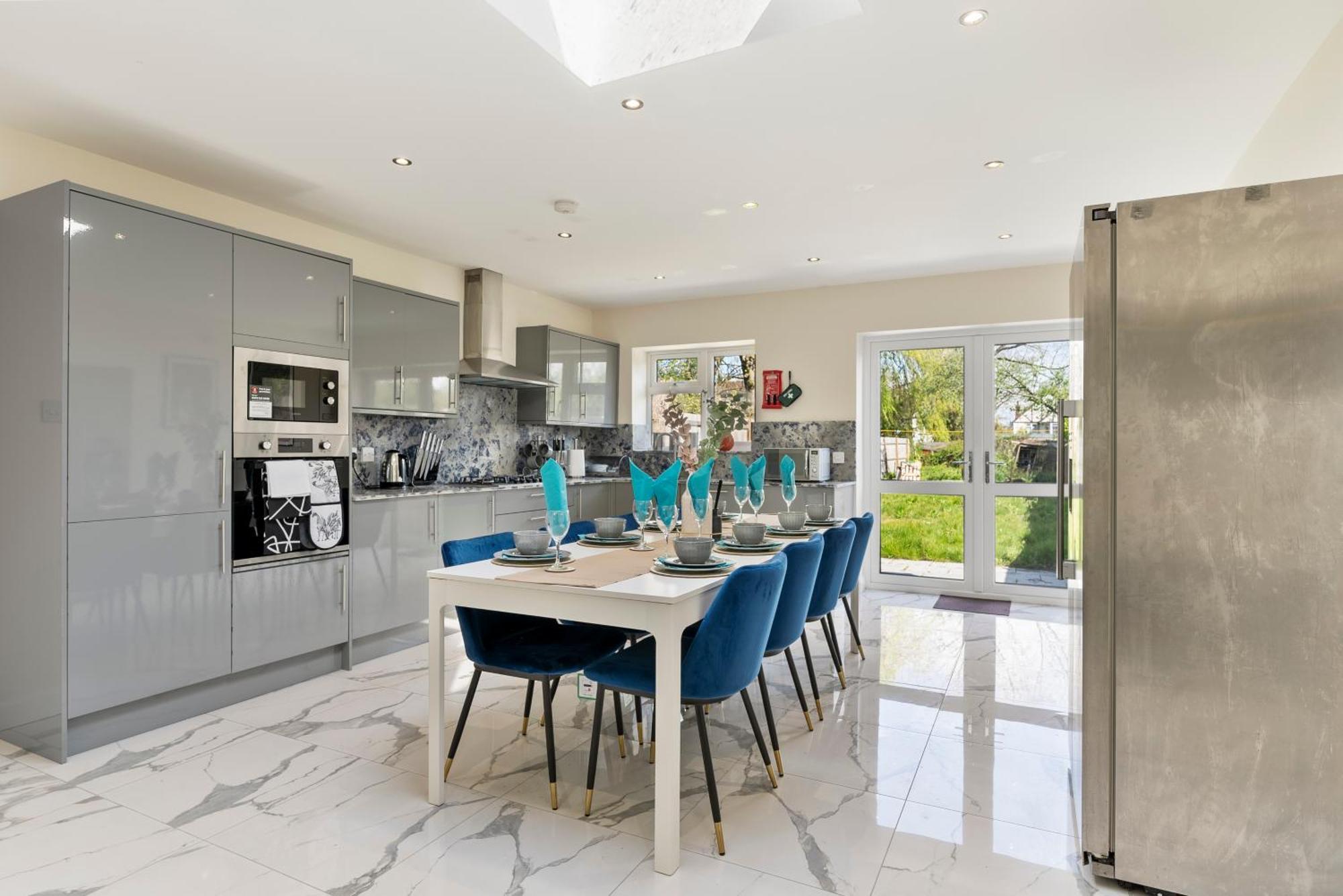 Stylish Wembley Gem - Parking -Sleeps 14 Villa Londen Buitenkant foto