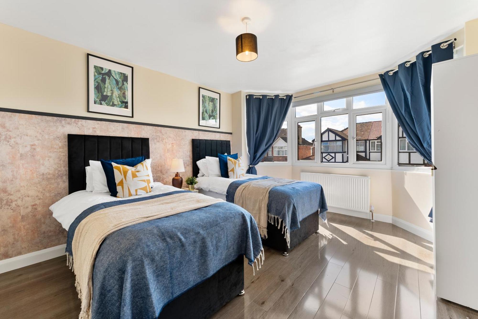 Stylish Wembley Gem - Parking -Sleeps 14 Villa Londen Buitenkant foto
